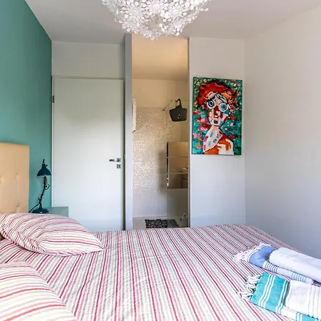 De Standing Apartment
