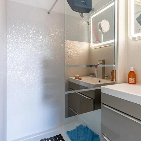 De Standing Apartment *
